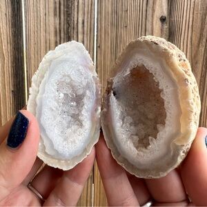 4.37 oz. Geode cut in half. Geode pair.  Polished Geode with Quartz points. G1.